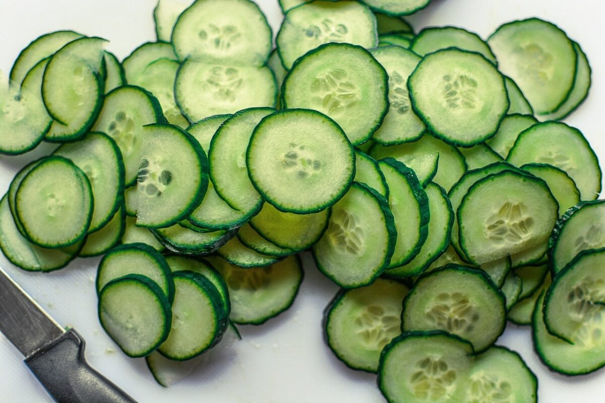 making cucumber extract from sliced cucumber