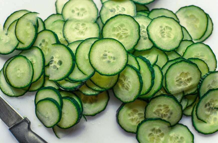 making cucumber extract from sliced cucumber