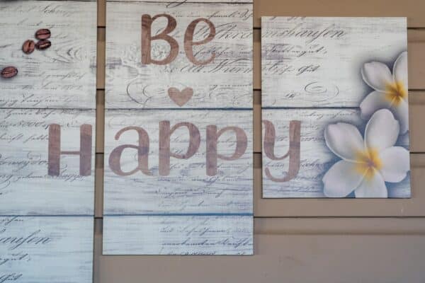 Be happy wall decoration